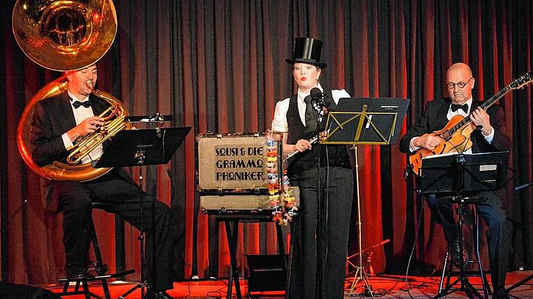 Sousi Grammophoniker BhH2       -  Drei Herzen im Dreivierteltakt. Sousi und die Grammophoniker im Bildhäuser Hof.FOTO: Stefan Kritzer