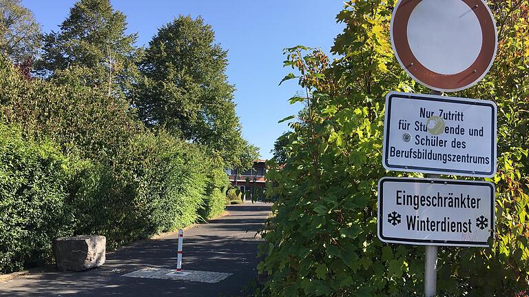 Für Schweinfurter Stadträte war die Erkenntnis, dass der Neubau des Beruflichen Schulzentrums Alfons Goppel von Südwesten her über den Geldersheimer Weg erfolgen soll, überraschend. Sie stellten die Änderung des Bebauungsplanes für das Gebiet zurück, bis ein Verkehrskonzept des Landkreises vorliegt.