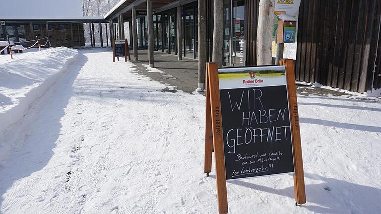 Mit dem Hinweisschild werden die Gäste darauf aufmerksam gemacht, dass der Kiosk am Schwarzen Moor geöffnet hat. Mit dem Hinweisschild werden die Gäste darauf aufmerksam gemacht, dass der Kiosk am Schwarzen Moor geöffnet hat.