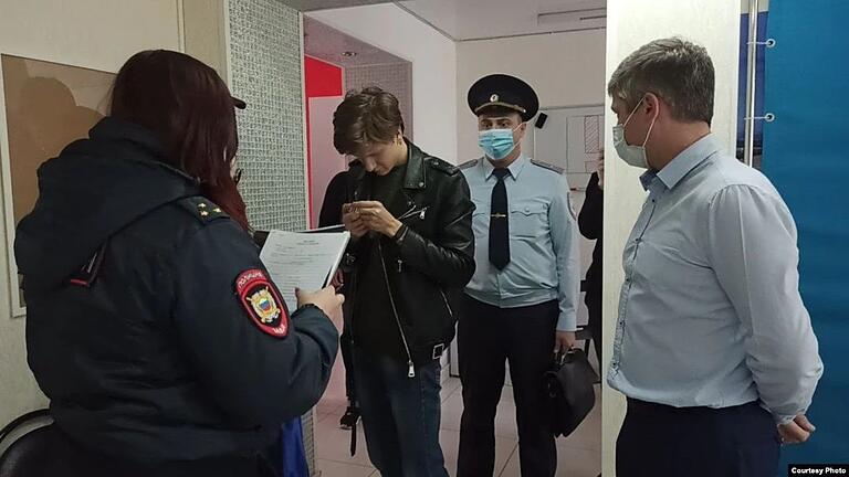 In Russland wurde Alexej Schwarz mehrfach wegen seiner Kritik am Regime von der Polizei festgenommen. In Russland wurde Alexej Schwarz mehrfach wegen seiner Kritik am Regime von der Polizei festgenommen.