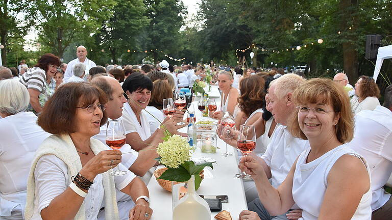Highlight im Weinort Tauberrettersheim, die „Weiße WeinNacht“.