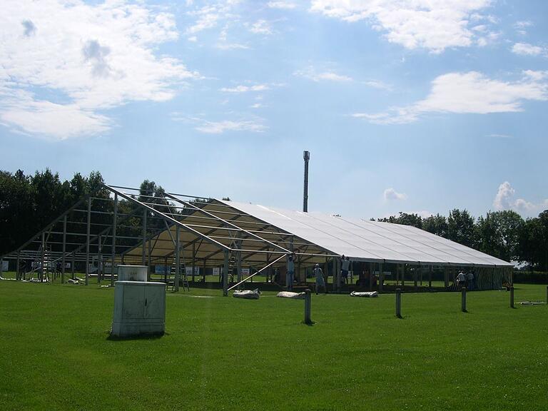 Mühevoller und personalintensiver Aufbau des großen Festzeltes am alten Sportplatz, Mühevoller und personalintensiver Aufbau des großen Festzeltes am alten Sportplatz,