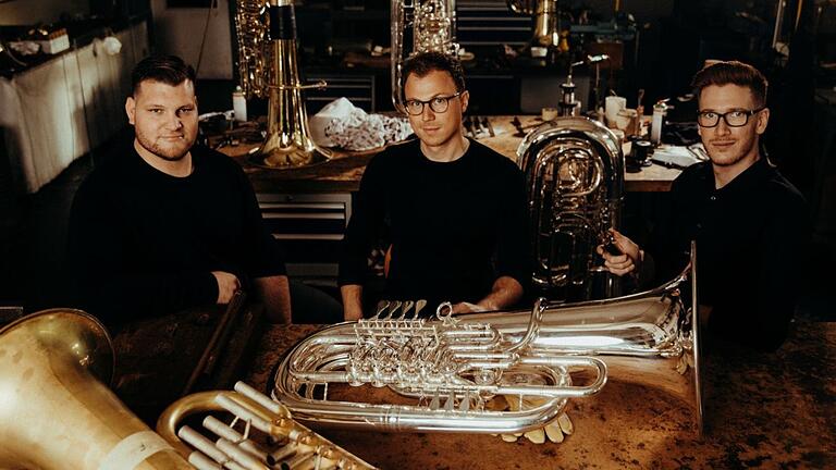 Das Trio 21Meter60: Der Name leitet sich aus der kombinierten Länge der Luftsäulen dreier Tuben her. Das Trio 21Meter60: Der Name leitet sich aus der kombinierten Länge der Luftsäulen dreier Tuben her.