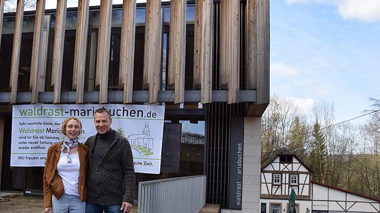 Sandra und Joachim Wilts sind die neuen Pächter der Waldrast. Am kommenden Samstag wird die Gaststätte neben der Wallfahrtskirche Mariabuchen eröffnet.