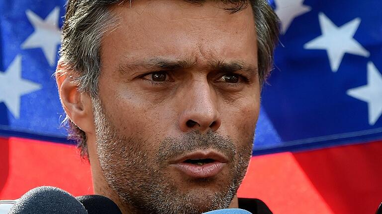 VENEZUELA-CRISIS-OPPOSITION-LOPEZ-UNREST       -  Leopoldo López suchte Schutz in der spanischen Botschaft in Caracas.