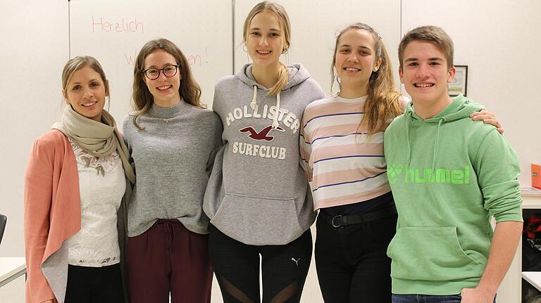 Lehrerin Hannah Amthor (links) mit vier der acht Zwölftklässler, die am Escape Room mitgearbeitet haben. Lehrerin Hannah Amthor (links) mit vier der acht Zwölftklässler, die am Escape Room mitgearbeitet haben. 