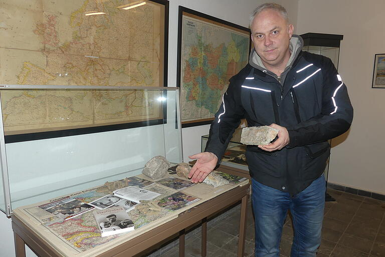 Spur der Steine: Eine Vitrine widmet sich dem Widerstandskämpfer Claus von Stauffenberg, dessen Familie mit Franken eng verbunden ist. Spur der Steine: Eine Vitrine widmet sich dem Widerstandskämpfer Claus von Stauffenberg, dessen Familie mit Franken eng verbunden ist.
