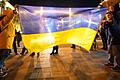 In Mariupol in der Ukraine halten Menschen am Dienstag eine ukrainische Flagge. Auch in Unterfranken sorgen sich viele Menschen um Angehörige im Krisengebiet.