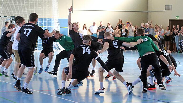 Jubel bei der HSG Mainfranken über die Meisterschaft in der Staffel B der Bezirksoberliga Unterfranken. Jubel bei der HSG Mainfranken über die Meisterschaft in der Staffel B der Bezirksoberliga Unterfranken.