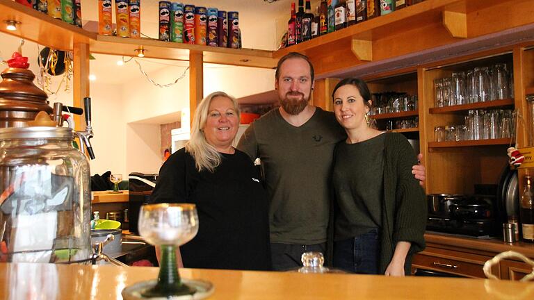 Conny Vierling, Schwiegersohn Jason McKinney und Tochter Saskia Vierling schmeißen das 'Mainstübchen' in der Obertorstraße in Gemünden. Conny Vierling, Schwiegersohn Jason McKinney und Tochter Saskia Vierling schmeißen das 'Mainstübchen' in der Obertorstraße in Gemünden.