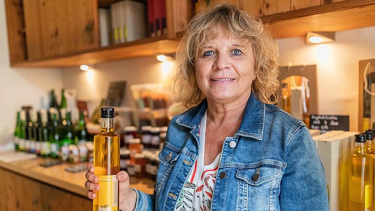 Neben Ölen aus der eigenen Produktion verkauft Sonja Schwanfelder in ihrem Laden in Abtswind auch Essig, Honig und Mehl. Neben Ölen aus der eigenen Produktion verkauft Sonja Schwanfelder in ihrem Laden in Abtswind auch Essig, Honig und Mehl. 