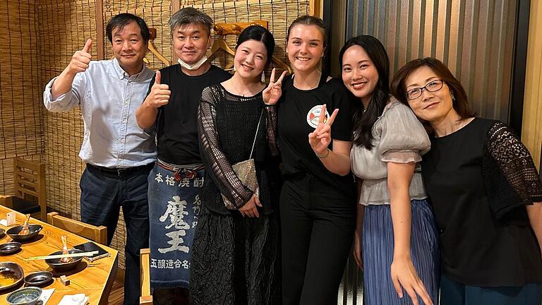 Die 20-Jährige (dritte von rechts) mit ihrer Gastfamilie in Osaka.