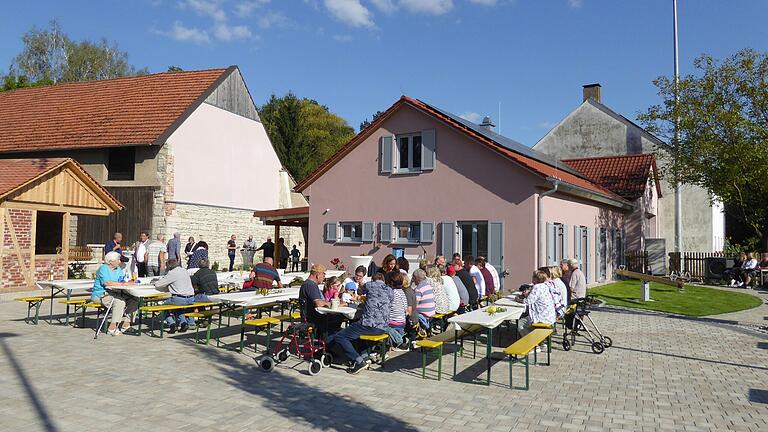 Mit einem fröhlichen Fest beging die Theinheimer Bevölkerung die Eröffnung ihres neuen Dorfgemeinschaftshauses.