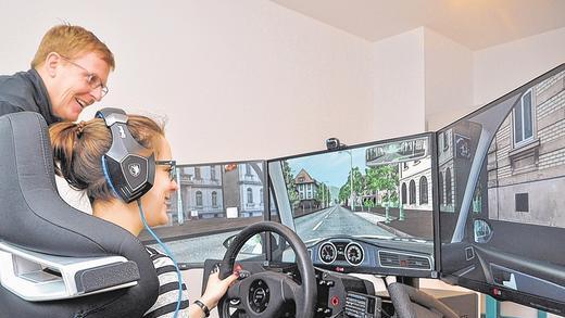 Moderne Fahrschule: Fahrlehrer Thorsten Heidingsfelder erklärt Main-Post-Praktikantin Eva Juan den Umgang mit dem Fahrsimulator.