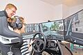 Moderne Fahrschule: Fahrlehrer Thorsten Heidingsfelder erklärt Main-Post-Praktikantin Eva Juan den Umgang mit dem Fahrsimulator.