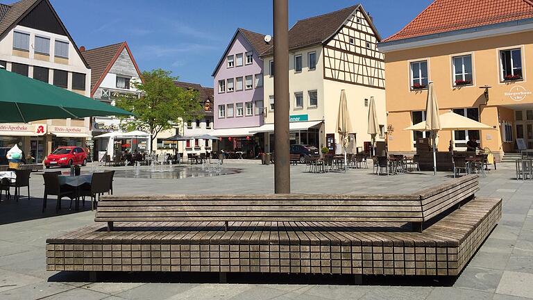 Am Marktplatz in Mellrichstadt sollen neue Bänke aufgestellt werden, die optisch zu den bereits bestehenden Sitzgelegenheiten passen.&nbsp;&nbsp;