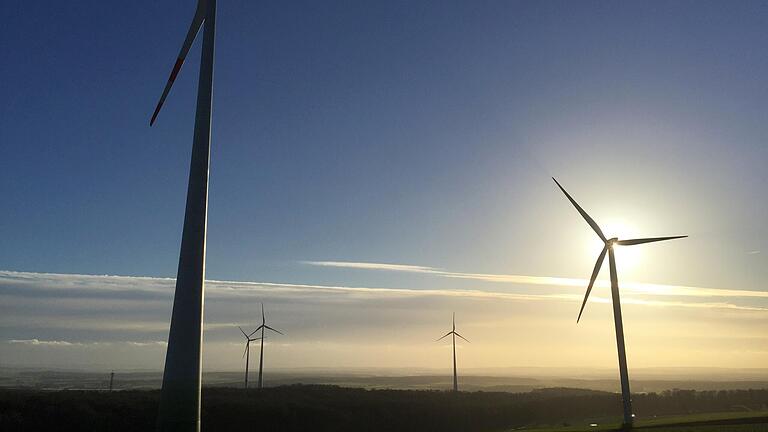 Die Bürger der Gemeinde Üchtelhausen stimmen nach sechs Jahren erneut über die Entstehung eines Windparks ab. 2016 entschied sich eine knappe Mehrheit dagegen. Unser Foto zeigt den Windpark bei Forst.