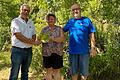 Das Bild zeigt links Klaus Sanzenbacher, LBV Kreisvorsitzender, die Gartenbesitzerin und Imkerin Agnes Ebert und Heinrich Wilhelm, LBV Kitzingen, bei der Übergabe der Auszeichnung 'Vogelfreundlicher Garten' in Volkach.