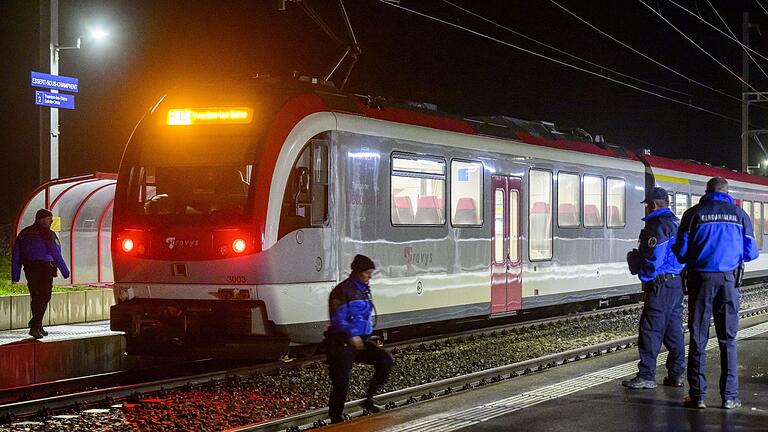 Geiselnahme in Regionalzug.jpeg       -  Bei einer Geiselnahmen in einem Zug in der Schweiz wurden 14 Passagiere und der Zugführer festgehalten.