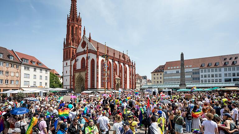 Von bis zu 3000 friedlichen Teilnehmenden des CSD 2024 in Würzburg spricht die Polizei. Im Bild die Kundgebung am Würzburger Marktplatz.