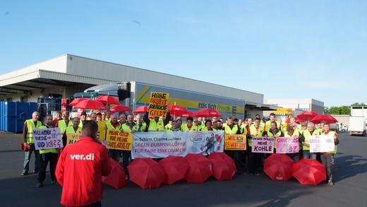 Edeka Streik       -  Bei der Edeka in Gochsheim wird gestreikt. Sie machten einen Demozug durch Schweinfurts Innenstadt.