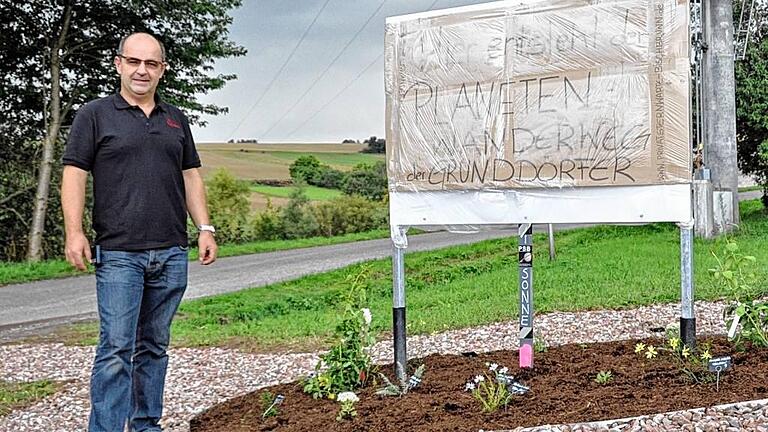 Hier geht's los: Jürgen Väth am Startpunkt des Planetenwanderwegs im Bischbrunner Ortsteil Oberndorf. Hier geht's los: Jürgen Väth am Startpunkt des Planetenwanderwegs im Bischbrunner Ortsteil Oberndorf.