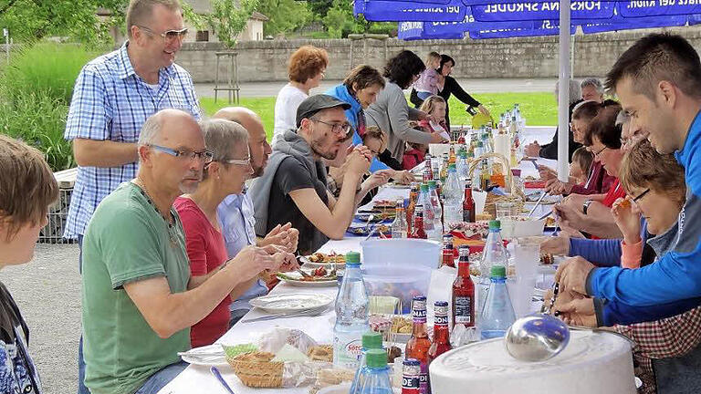 Nah und lecker. Das erste Rhöner 'Eat-In' in Bischofsheim, eine Art Picknick, das ein Zeichen setzen möchte: für regionales, gutes Essen der Saison und für die Freude, dieses Essen gemeinsam zu teilen. Fotos: Marion Eckert       -  Nah und lecker. Das erste Rhöner 'Eat-In' in Bischofsheim, eine Art Picknick, das ein Zeichen setzen möchte: für regionales, gutes Essen der Saison und für die Freude, dieses Essen gemeinsam zu teilen. Fotos: Marion Eckert