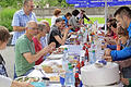 Nah und lecker. Das erste Rhöner 'Eat-In' in Bischofsheim, eine Art Picknick, das ein Zeichen setzen möchte: für regionales, gutes Essen der Saison und für die Freude, dieses Essen gemeinsam zu teilen. Fotos: Marion Eckert       -  Nah und lecker. Das erste Rhöner 'Eat-In' in Bischofsheim, eine Art Picknick, das ein Zeichen setzen möchte: für regionales, gutes Essen der Saison und für die Freude, dieses Essen gemeinsam zu teilen. Fotos: Marion Eckert