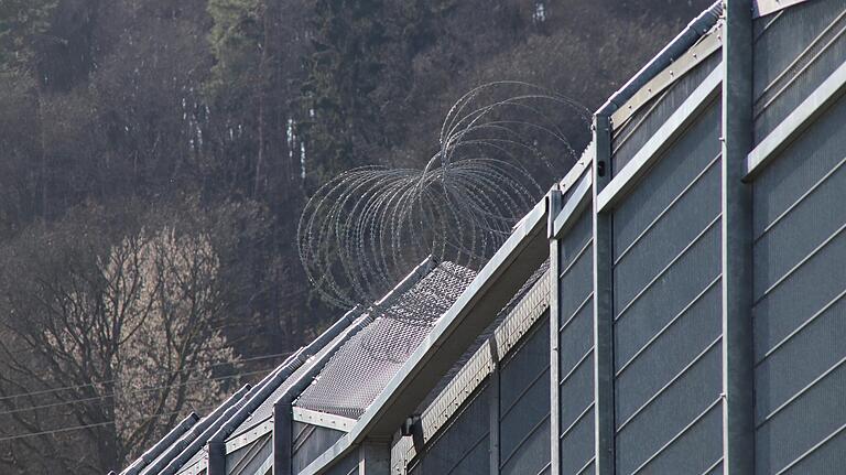 Über dem Eck der Toranlage wurde am Tag nach der Flucht von Eugen S. zusätzlich Stacheldraht befestigt. Über dem Eck der Toranlage wurde am Tag nach der Flucht von Eugen S. zusätzlich Stacheldraht befestigt.