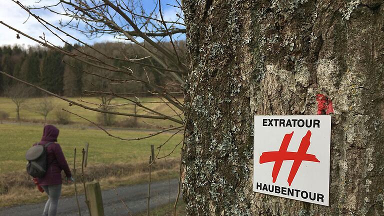 Die Rundwanderung &quot;Haubentour&quot; in der westlichen Rhön bei Motten ist durchgängig mit diesem Zeichen beschildert.