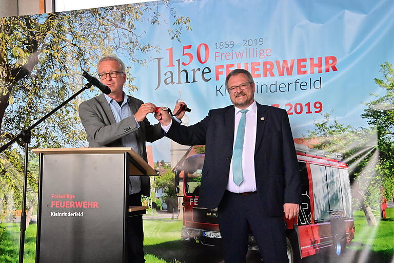 Architekt Matthias Versbach (links) übergab Bürgermeister Harald Engbrecht symbolisch den neuen Schlüssel für das Feuerwehrgerätehaus. Architekt Matthias Versbach (links) übergab Bürgermeister Harald Engbrecht symbolisch den neuen Schlüssel für das Feuerwehrgerätehaus.