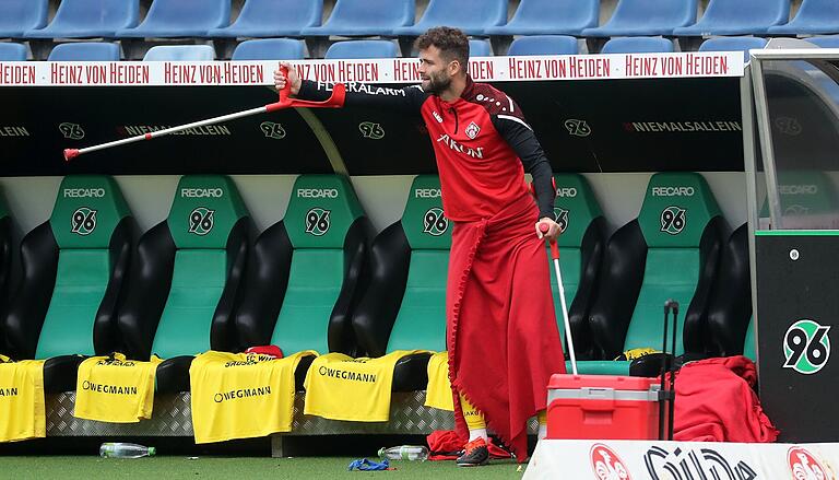 Bittere Momente: Daniel Hägele nach seinem verletzungsbedingten Ausscheiden beim Aufstiegsspiel in Hannover auf der Bank. Bittere Momente: Daniel Hägele nach seinem verletzungsbedingten Ausscheiden beim Aufstiegsspiel in Hannover auf der Bank.
