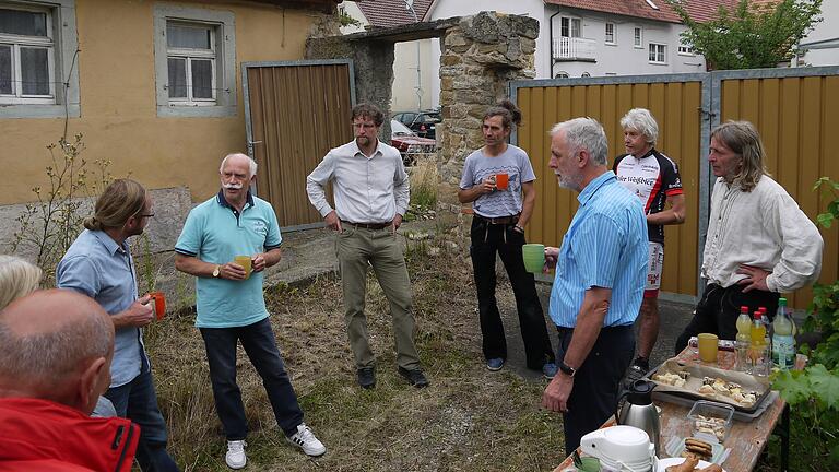 Besprechung (von links): Stefan Aichner (Leiter der Jugendbauhütte Regensburg), H.-U. Groneberg (Berater Deutsche Stiftung Denkmalschutz), Matthias Braun (IG Bauwerkerhalt), Stefan Waßer-Lindner (Referent Jugendbauhütte Stukkateuer/Lehmbauer), Helmfried Ziegler (Untere Denkmalschutzbehörde LRA Schweinfurt), Wolfgang Peichl (IG Bauwerkerhalt) und Rüdiger Zeberer (Referent Jugendbauhütte, Zimmermann).