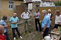 Besprechung (von links): Stefan Aichner (Leiter der Jugendbauhütte Regensburg), H.-U. Groneberg (Berater Deutsche Stiftung Denkmalschutz), Matthias Braun (IG Bauwerkerhalt), Stefan Waßer-Lindner (Referent Jugendbauhütte Stukkateuer/Lehmbauer), Helmfried Ziegler (Untere Denkmalschutzbehörde LRA Schweinfurt), Wolfgang Peichl (IG Bauwerkerhalt) und Rüdiger Zeberer (Referent Jugendbauhütte, Zimmermann).