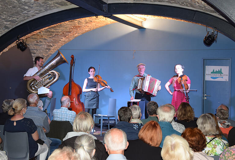 Hans Well (Mitte) und die Wellbappn (Jonas, Tabea, Sarah) im Zeller Kulturkeller