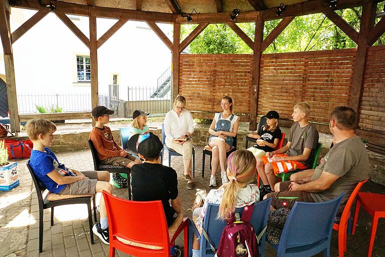 Zu Beginn der Veranstaltung las Julia Gellhaus von der Buchhandlung im Teutschhaus, den Kindern aus dem Buch 'Die Stadtgärtnerin' vor.