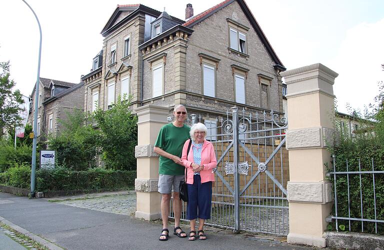 65 Jahre nach dem Schnappschuss mit dem Leiterwagen steht Susan Lundeen mit ihrem Mann Roy an genau der gleichen Stelle in Kitzingen. Hinter dem schmiedeeisernen Tor befand sich einst ihr Wohnhaus.