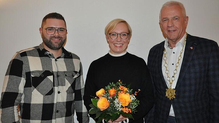 Stadtrat Felix Zösch (von links) scheidet aus dem Stadtrat aus. Seiner Nachfolgerin Kathrin Glaubrecht gratulierte Bürgermeister Günther Werner.