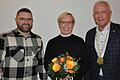 Stadtrat Felix Zösch (von links) scheidet aus dem Stadtrat aus. Seiner Nachfolgerin Kathrin Glaubrecht gratulierte Bürgermeister Günther Werner.