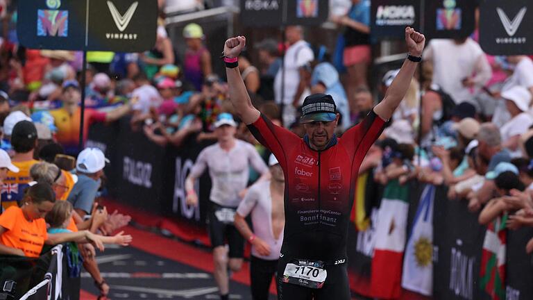 Nach 9:50:19 Stunden überquert Dominik Renninger aus Bad Kissingen die Ziellinie beim Ironman auf Hawaii.