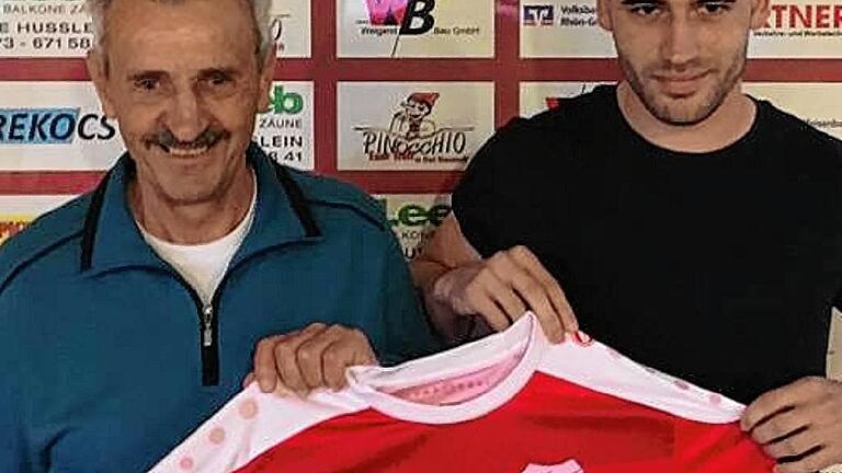 Vereinsvorsitzender Herbert Köhler (links) begrüßt Philipp Kleinhenz in Reihen des TSV Aubstadt. Vereinsvorsitzender Herbert Köhler (links) begrüßt Philipp Kleinhenz in Reihen des TSV Aubstadt.