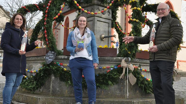 Bürgermeister Wolfgang Borst bedankte sich am Freitag vor dem Osterbrunnen am Marktplatz für die Macherinnen der Maskenaktion Sandra Laudensack (links) und Janine Diehm. Insgesamt kamen 5400 Euro zusammen, die Kindern in Hofheim und Umgebung zu Gute kommen.