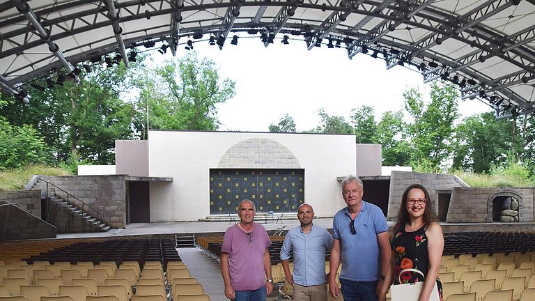 Als neue Regisseurin für ihr 'Robin Hood'-Freilichttheater stellte der Vorstand des Vereins Fränkische Passionsspiele Sömmersdorf (von links) Dieter Mergenthal, Johannes Gessner und Norbert Mergenthal die Gerolzhöfer Theatermacherin Silvia Kirchhof vor.