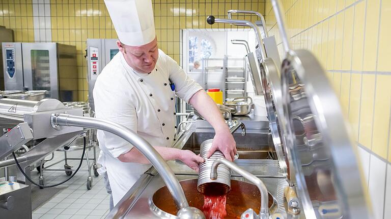 Tomatenmark kommt in der Küche der Würzburger Uniklinik aus 10-Kilogramm-Dosen.