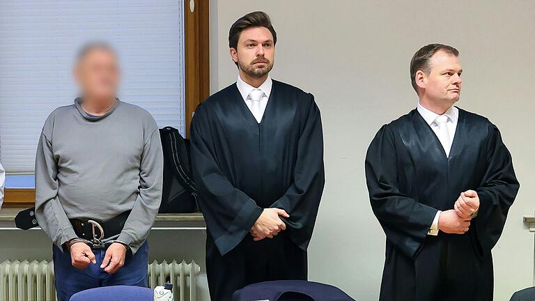 Der ehemalige US-Soldat Tommy M. steht seit Ende Januar 2025 in Schweinfurt vor Gericht. Er soll im April 1978 die 18 Jahre alte Cornelia Hümpfer aus Dittelbrunn mit 14 Messerstichen getötet haben. Der ehemalige US-Soldat Tommy M. steht seit Ende Januar 2025 in Schweinfurt vor Gericht. Er soll im April 1978 die 18 Jahre alte Cornelia Hümpfer aus Dittelbrunn mit 14 Messerstichen getötet haben.