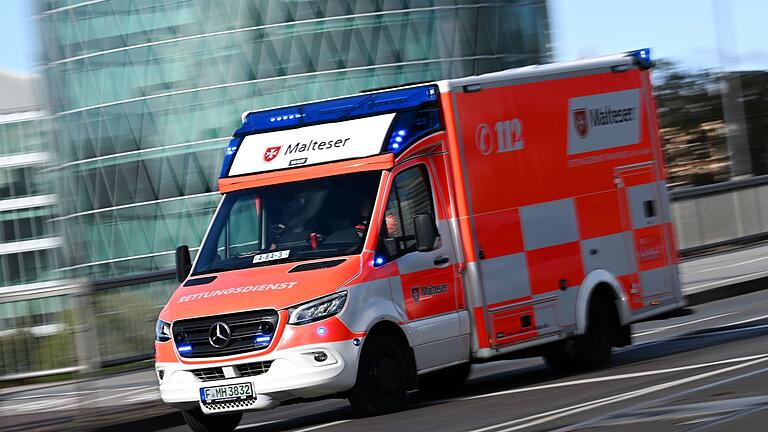 Rettungsdienst - Krankenwagen (Symbolbild) Rettungsdienst - Krankenwagen (Symbolbild)
