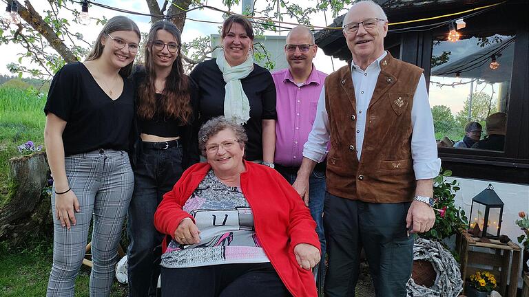 Freude in allen Gesichtern: Helmtrud (vorne) und Gerhard Glückstein (rechts) übergaben das Gasthaus gleichen Namens an Schwiegertochter Heidi und Sohn Ralf. Mit auf dem Foto deren Töchter Nina und Luisa. Freude in allen Gesichtern: Helmtrud (vorne) und Gerhard Glückstein (rechts) übergaben das Gasthaus gleichen Namens an Schwiegertochter Heidi und Sohn Ralf. Mit auf dem Foto deren Töchter Nina und Luisa.