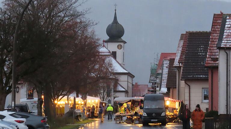 Langenleitener Advents- und Weihnachtsmarkt.
Winterlich begrüßt wurden die Gäste in Langenleiten.