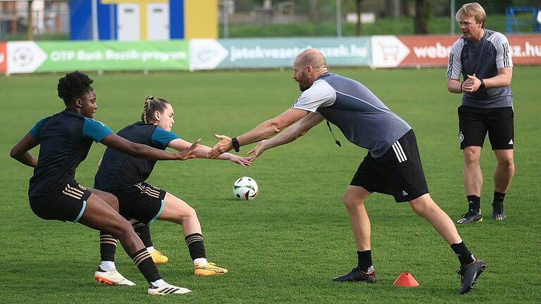 Philipp Burneckas (Zweiter von rechts) ist Athletik-Trainer bei der weiblichen U-19-Nationalmannschaft des DFB. Hier ist er beim Trainingslager in der Türkei.