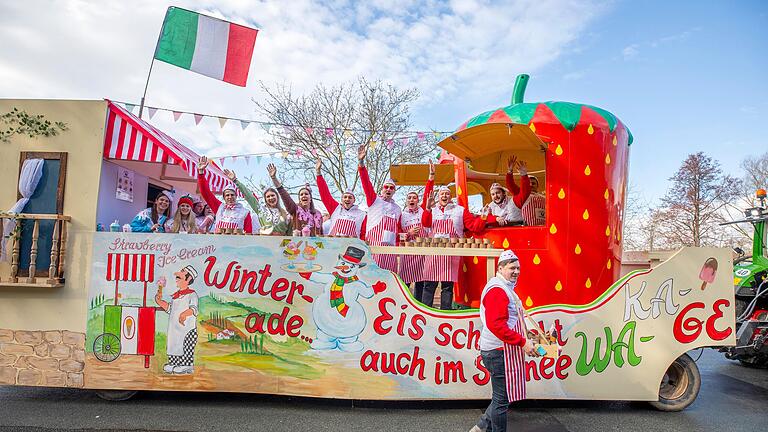 Der Faschingszug am Rosenmontag bildet den närrischen Höhepunkt des Wargolshäuser Faschings (WA-KA-GE Wargolshausen) über die Landkreisgrenze hinaus. Hier der Motivwagen 'Eis schmeckt auch im Schnee' aus Wargolshausen.